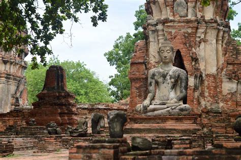  王室の権力闘争と仏教寺院の興隆を背景とする17世紀タイにおけるアユタヤ王朝の崩壊